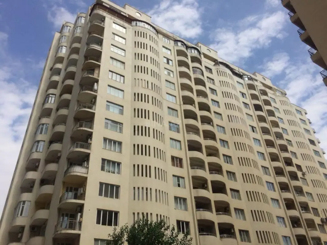 Satılır 4 otaqlı mənzil 200 m²