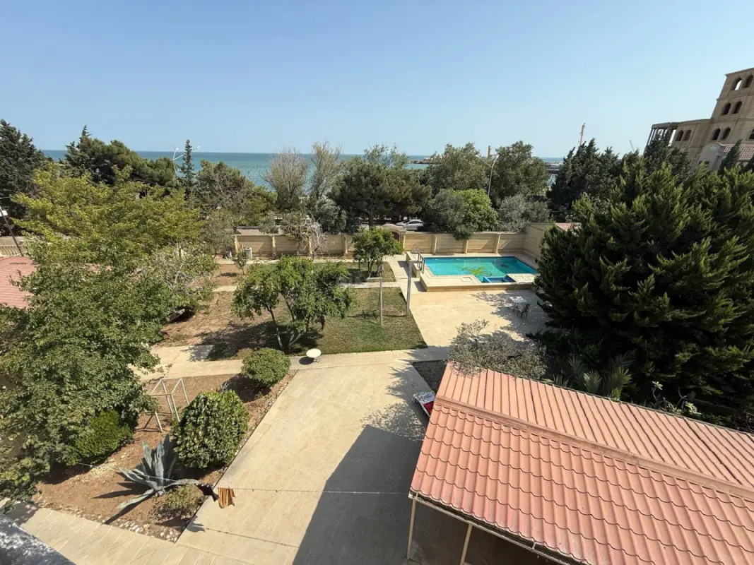 Satılır 9 otaqlı həyət evi 360 m²