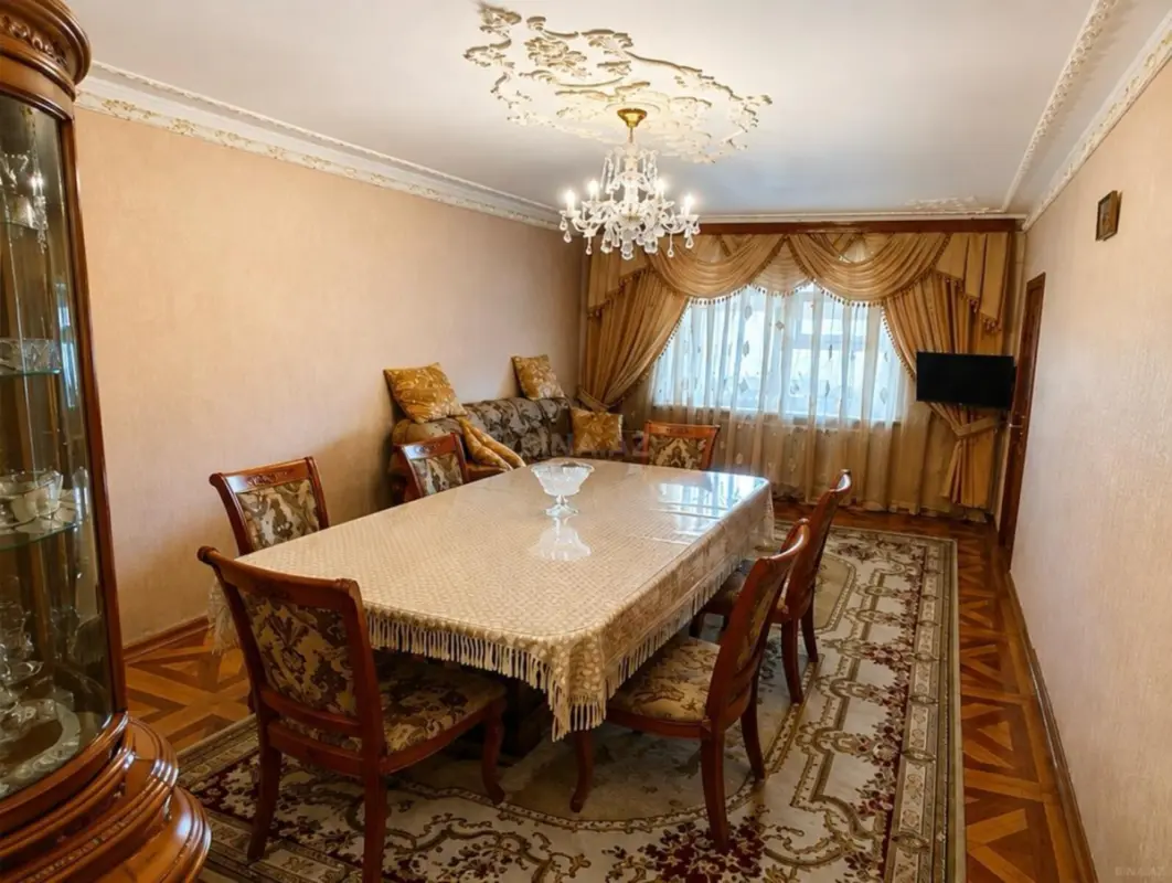 Satılır 5 otaqlı mənzil 135 m²