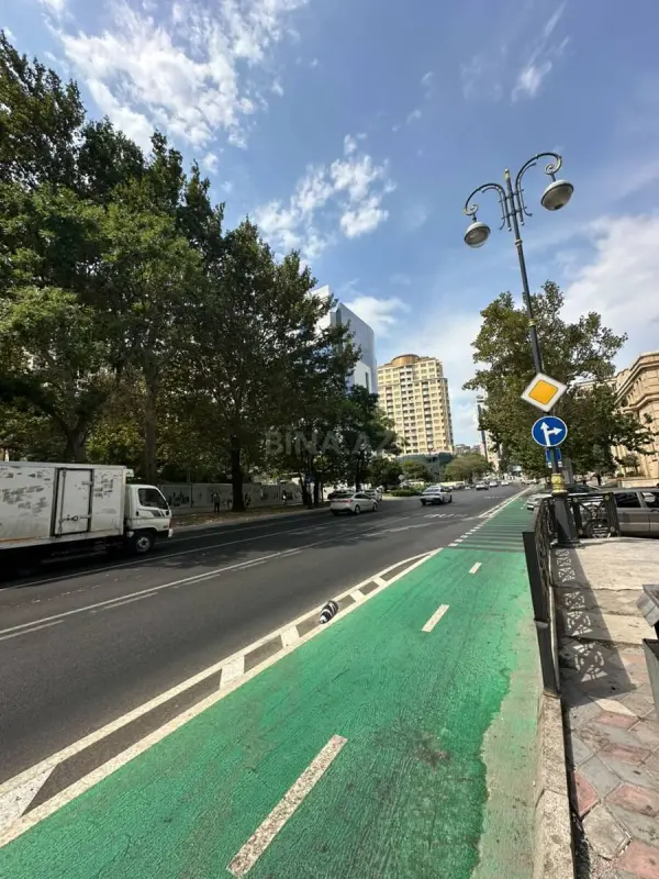 Satılır 4 otaqlı mənzil 220 m²