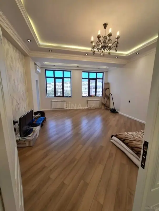 Satılır 3 otaqlı mənzil 145 m²