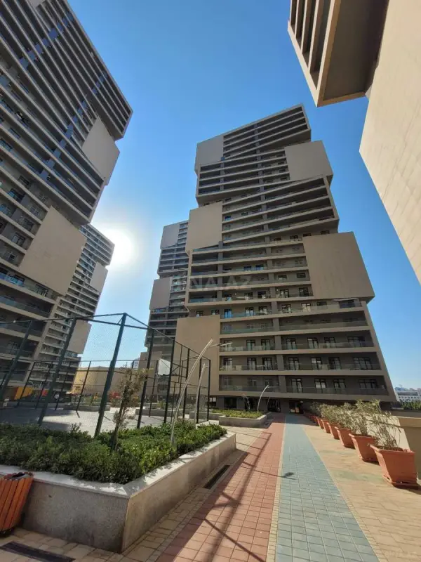 Satılır 4 otaqlı mənzil 178 m²