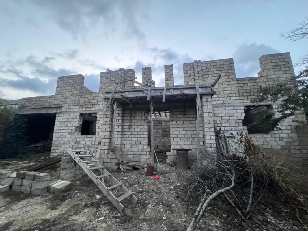 Satılır 7 otaqlı həyət evi 250 m²