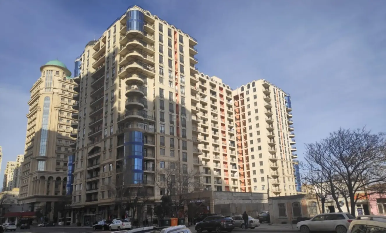 Satılır 5 otaqlı mənzil 237 m²