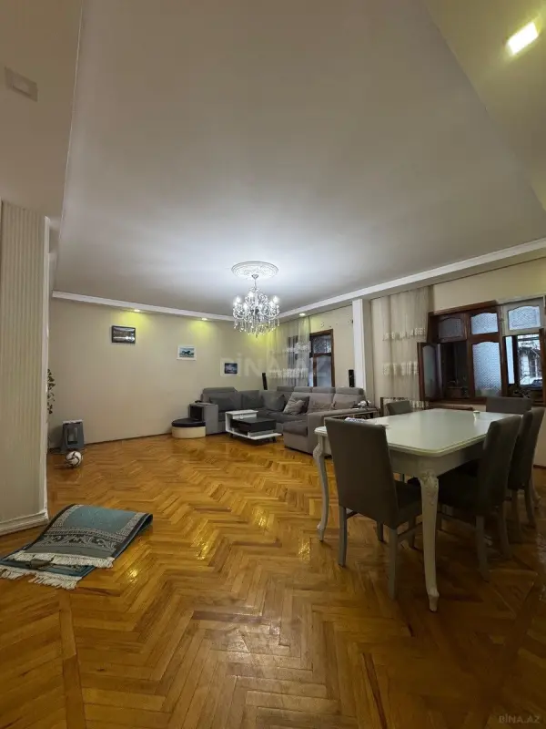 Satılır 5 otaqlı mənzil 130 m²