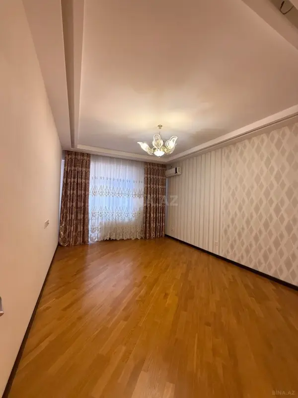 Satılır 3 otaqlı mənzil 130 m²