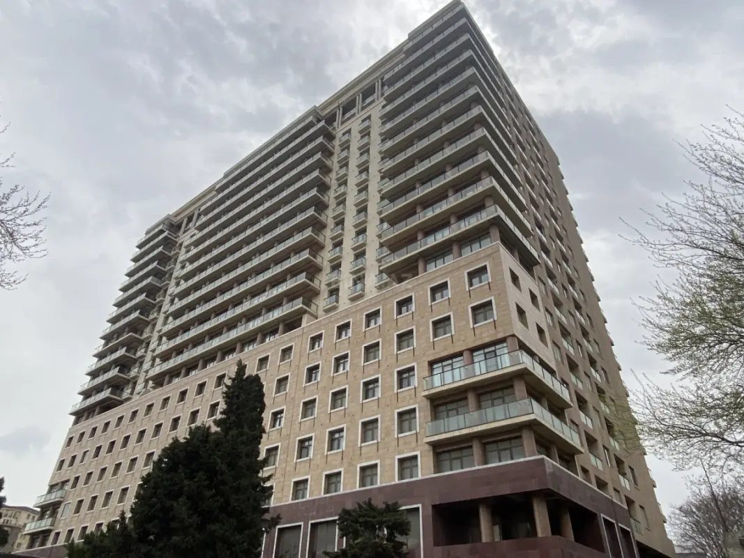 Satılır 6 otaqlı mənzil 396 m²