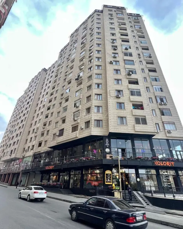 Satılır 4 otaqlı mənzil 145 m²