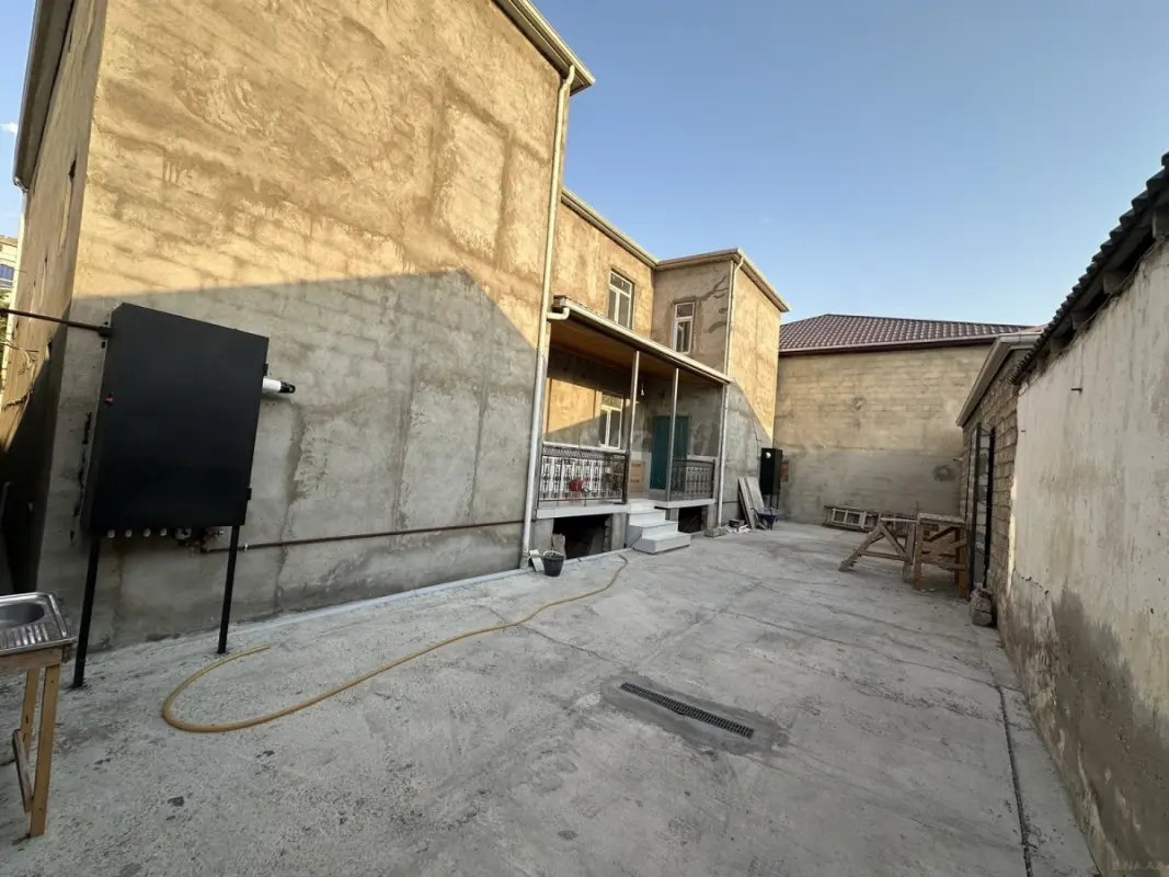 Satılır 10 otaqlı həyət evi 341.9 m²