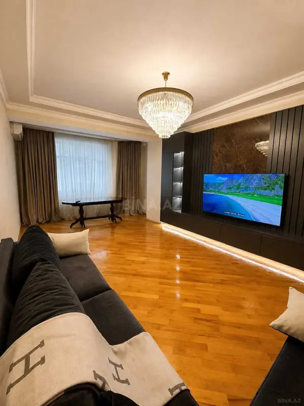 Satılır 3 otaqlı mənzil 140 m²