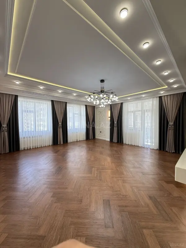 Satılır 3 otaqlı mənzil 142 m²