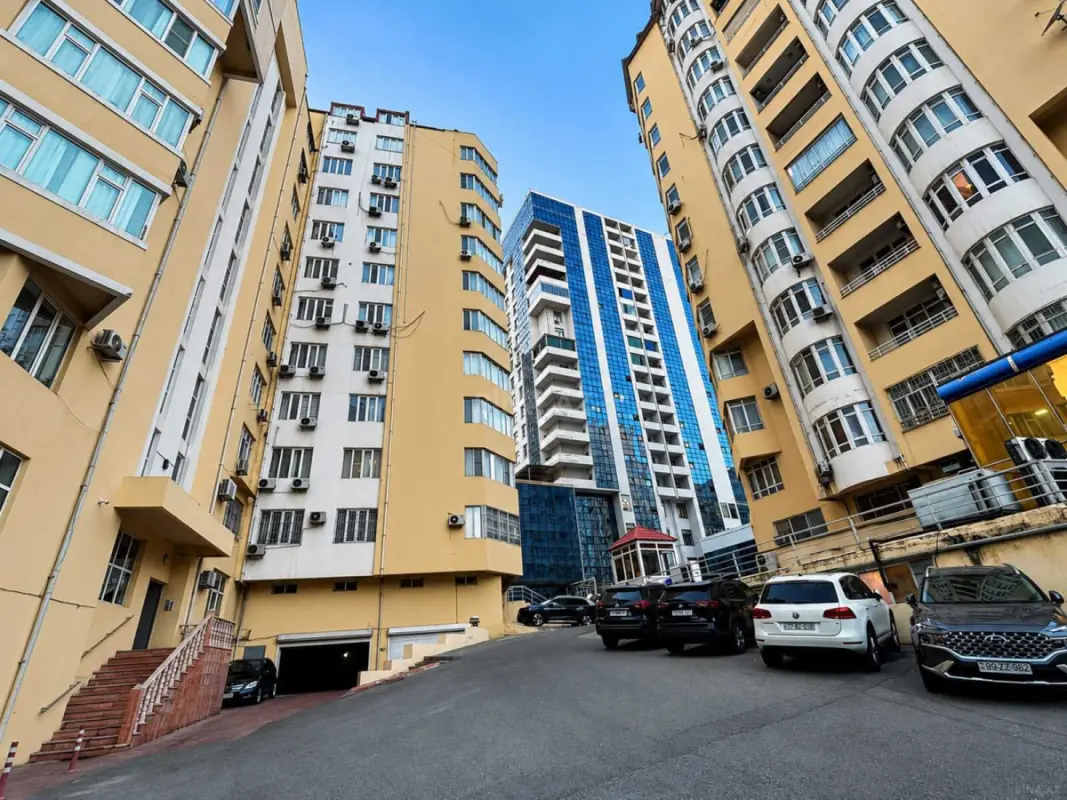 Satılır 4 otaqlı mənzil 175 m²