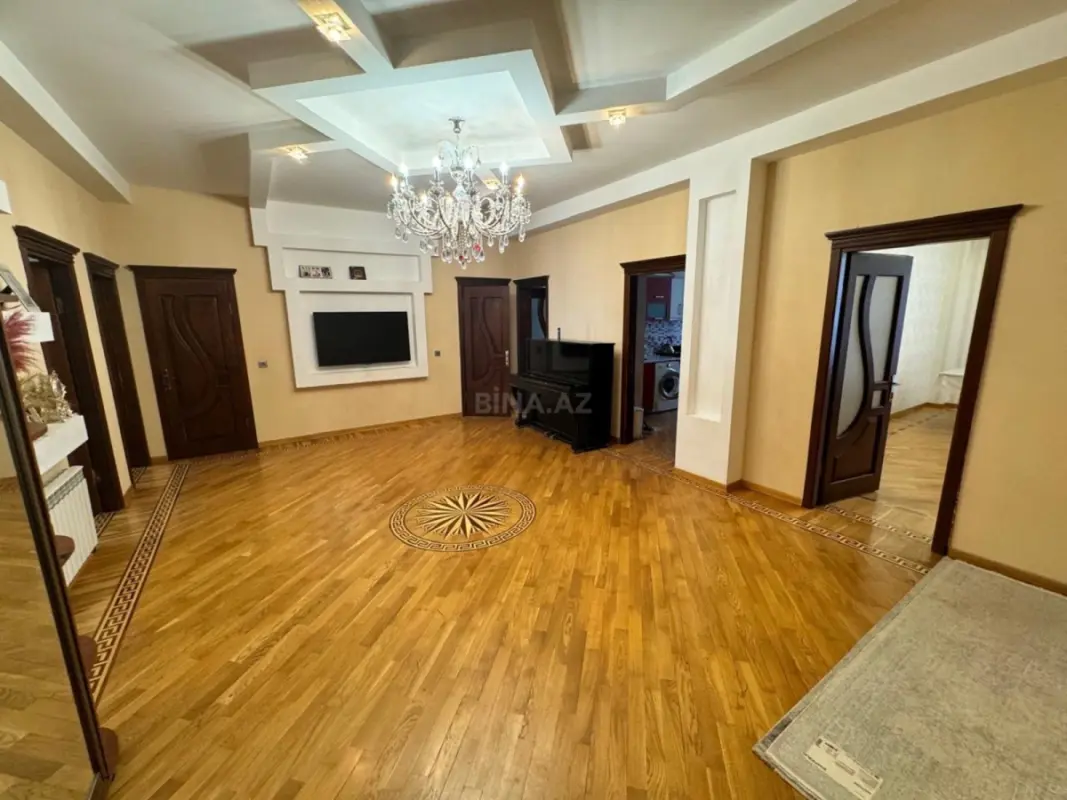 Kirayə verilir 4 otaqlı mənzil 145 m²