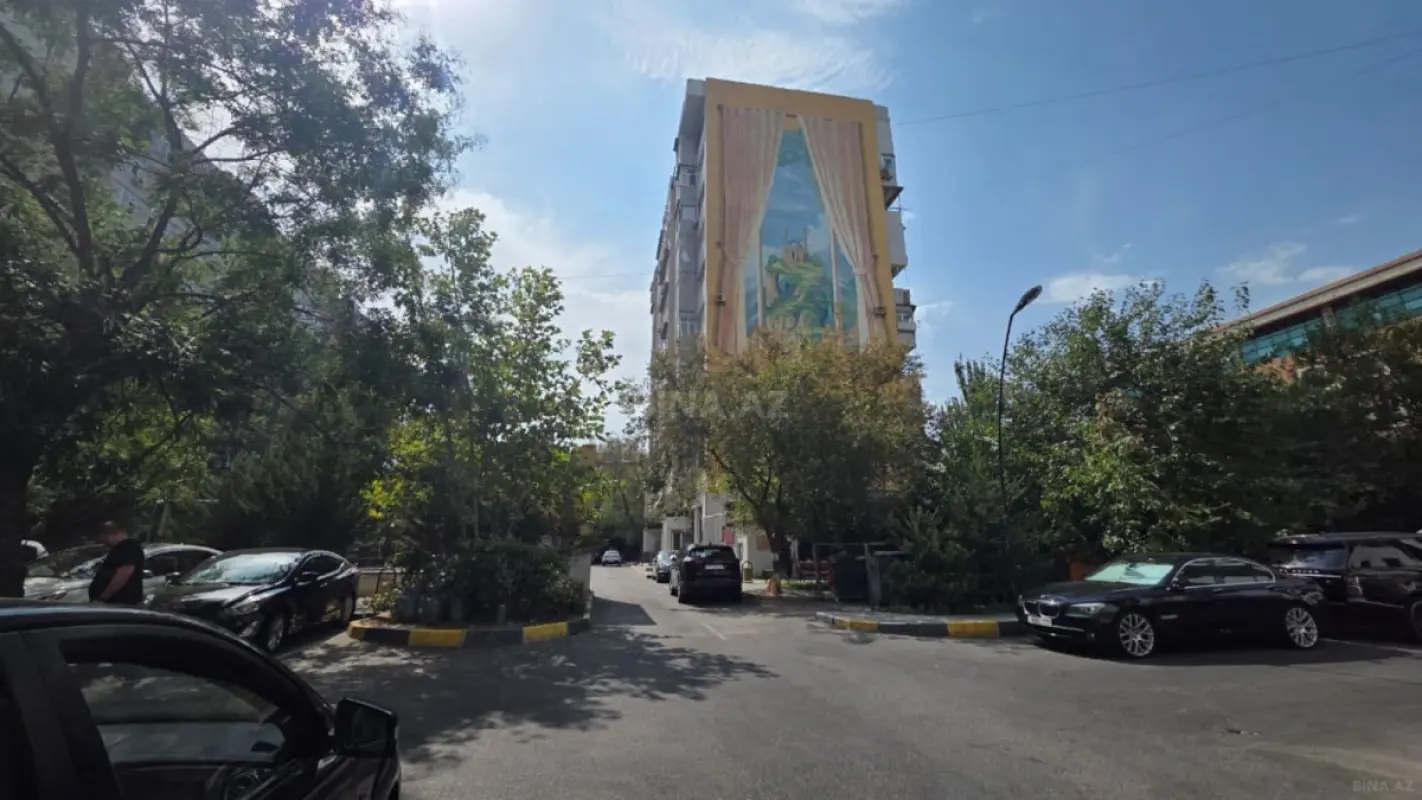 Satılır 4 otaqlı mənzil 130 m²