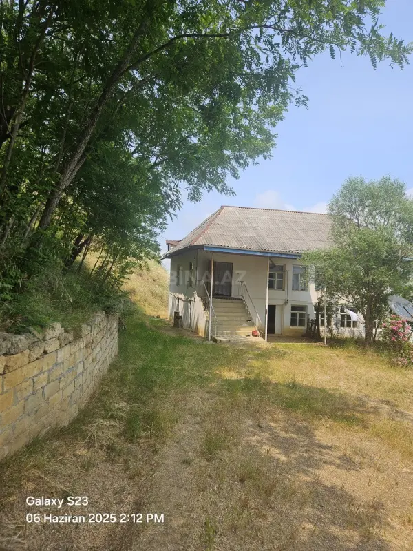 Satılır 5 otaqlı həyət evi 196 m²