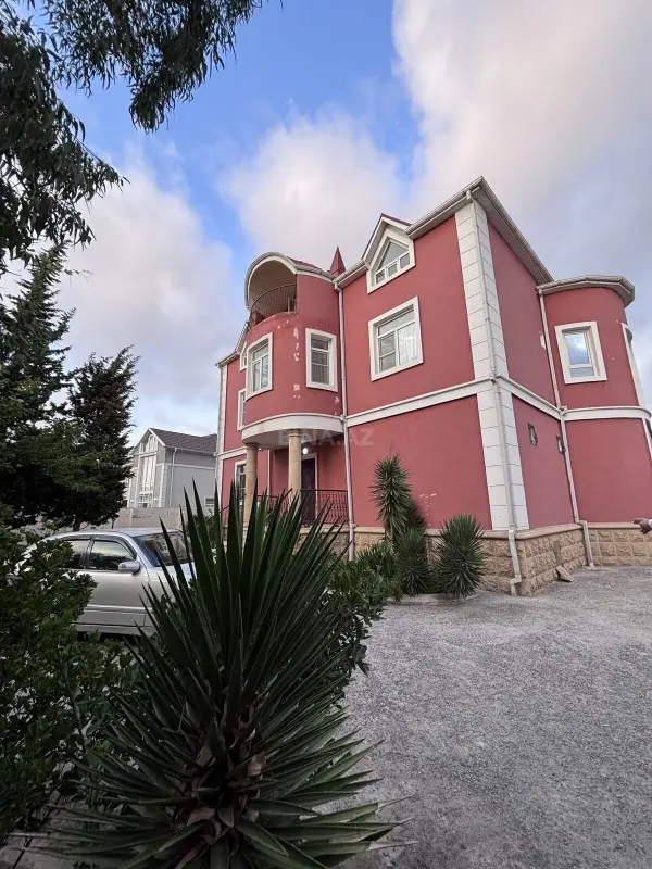 Satılır 10 otaqlı həyət evi 500 m²