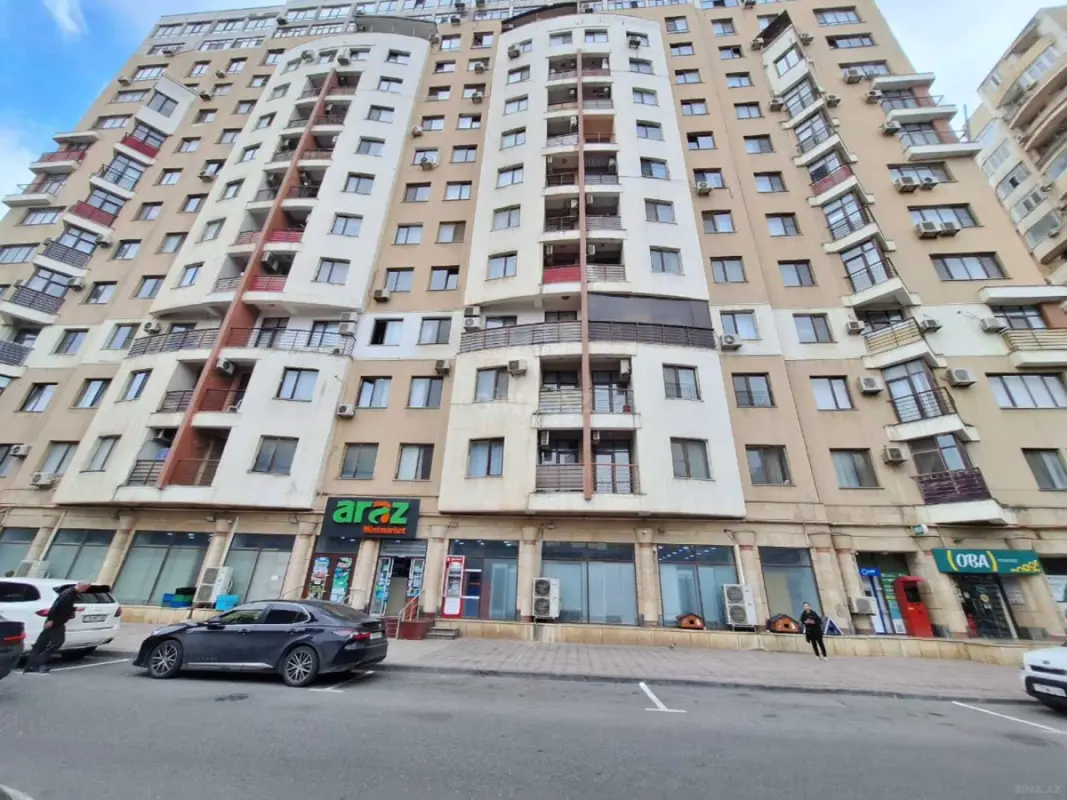 Satılır 4 otaqlı mənzil 172 m²