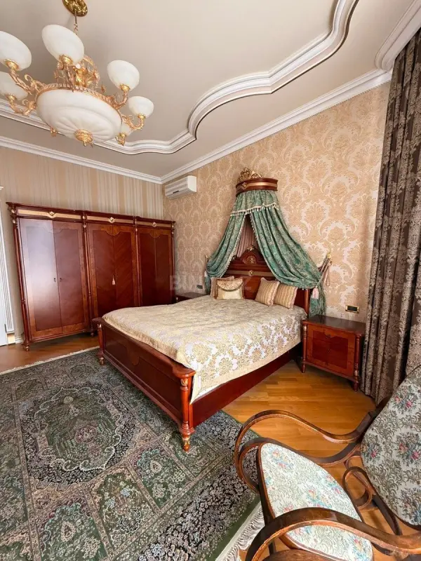 Satılır 8 otaqlı həyət evi 560 m²