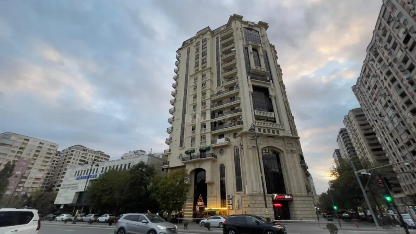 Satılır 4 otaqlı mənzil 278 m²