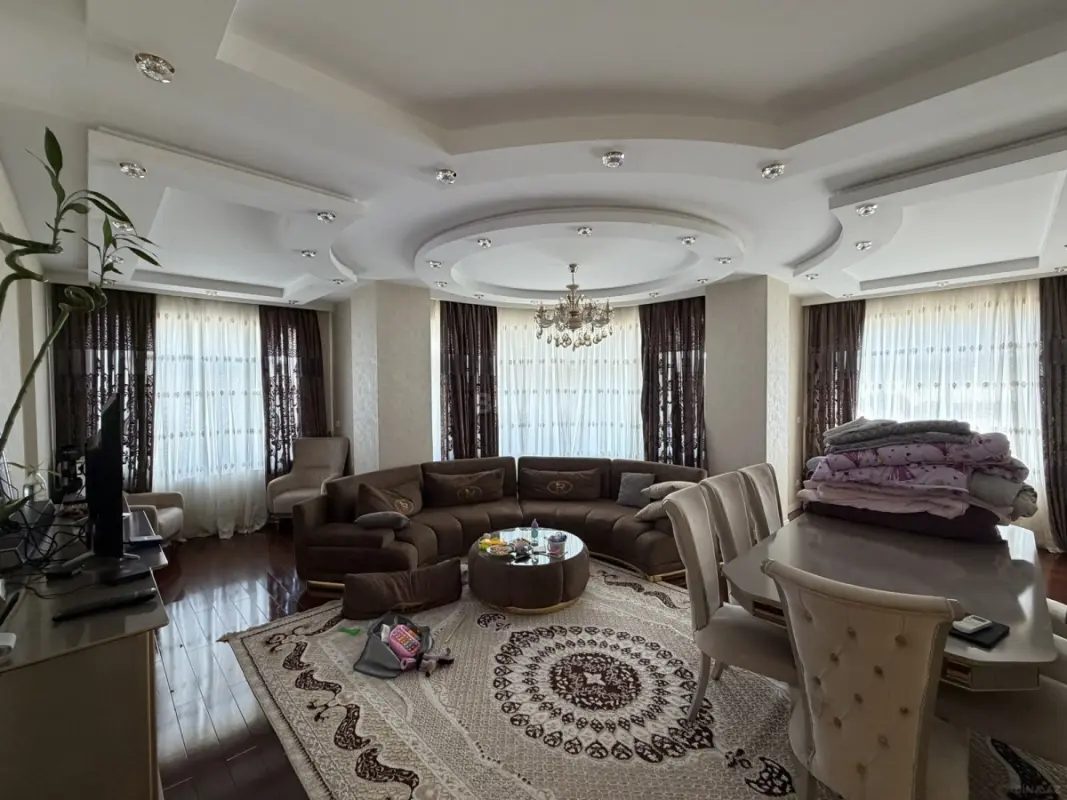 Satılır 4 otaqlı mənzil 220 m²