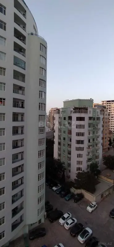 Satılır 4 otaqlı mənzil 215 m²