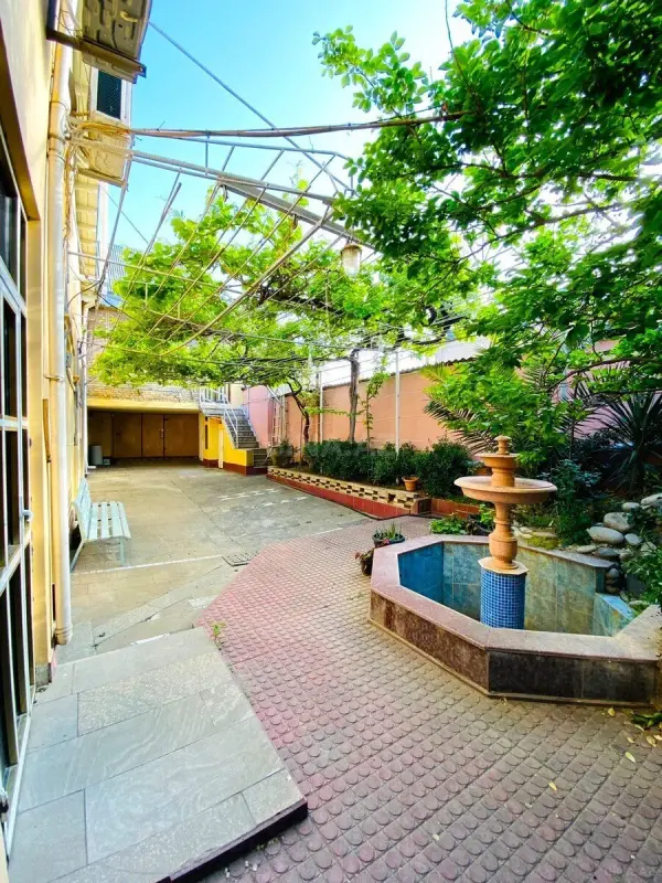 Satılır 8 otaqlı həyət evi 350 m²
