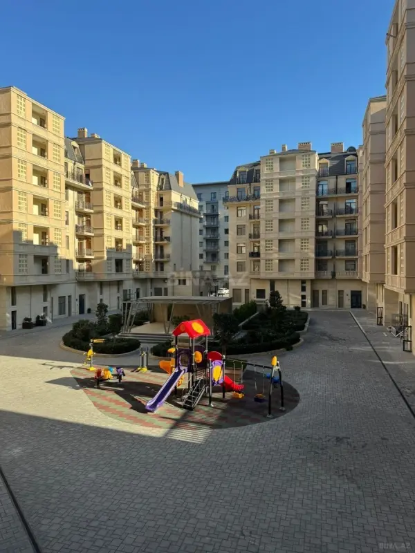 Satılır 4 otaqlı mənzil 204 m²
