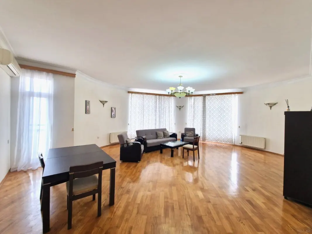 Kirayə verilir 4 otaqlı mənzil 220 m²