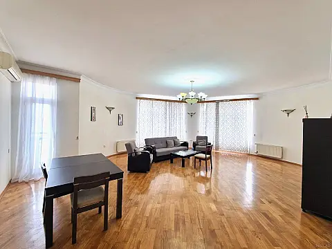 Kirayə verilir 4 otaqlı mənzil 220 m² — Bakı 4 otaq 220.00 m²