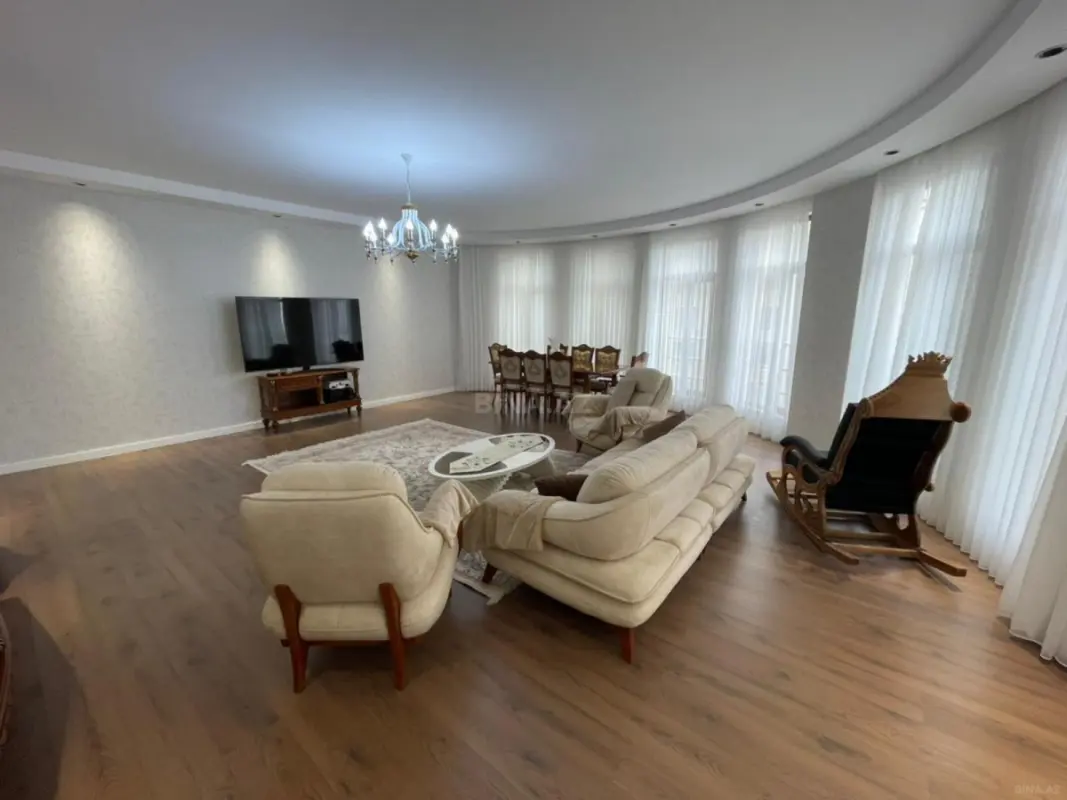 Satılır 4 otaqlı mənzil 192 m²