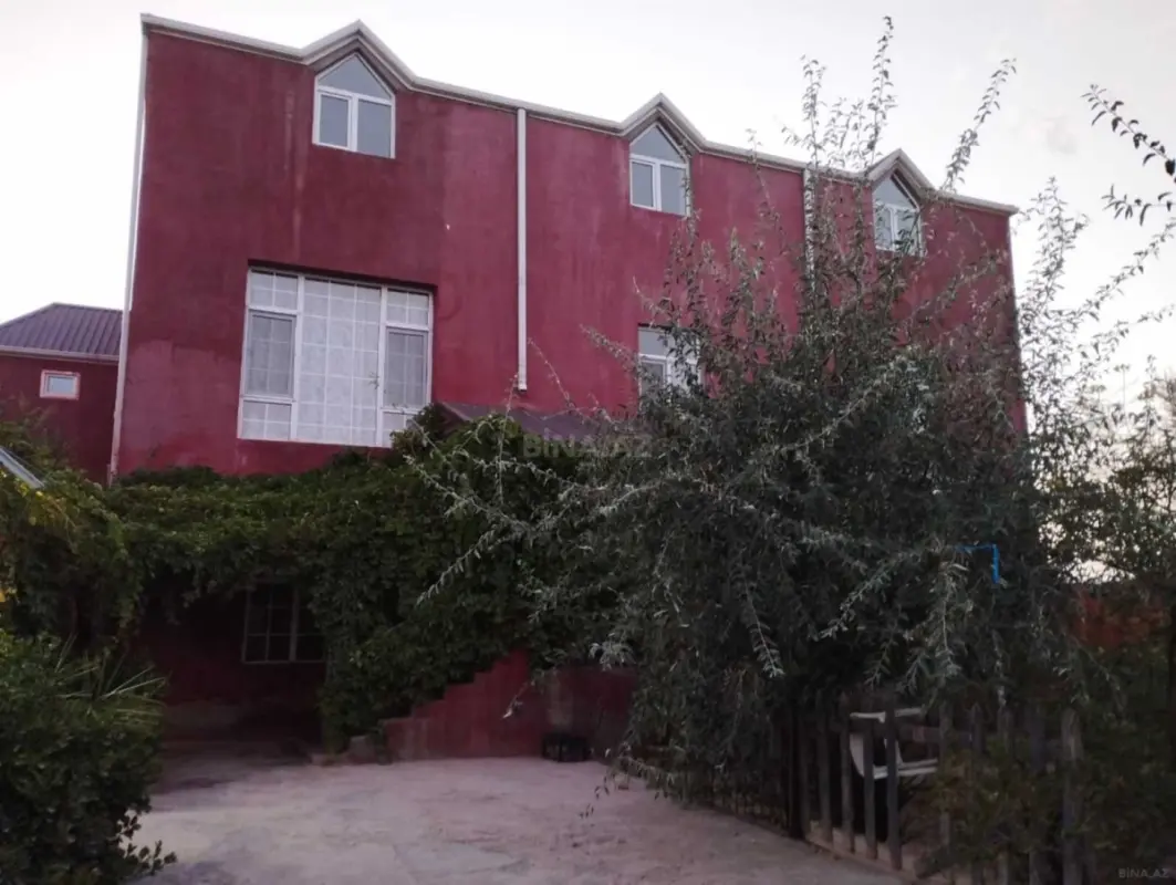Satılır 9 otaqlı həyət evi 325 m²