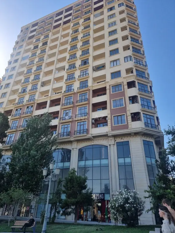 Satılır 3 otaqlı mənzil 139 m²