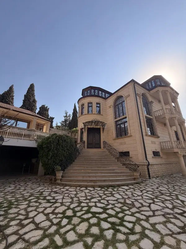 Satılır 9 otaqlı həyət evi 380 m²