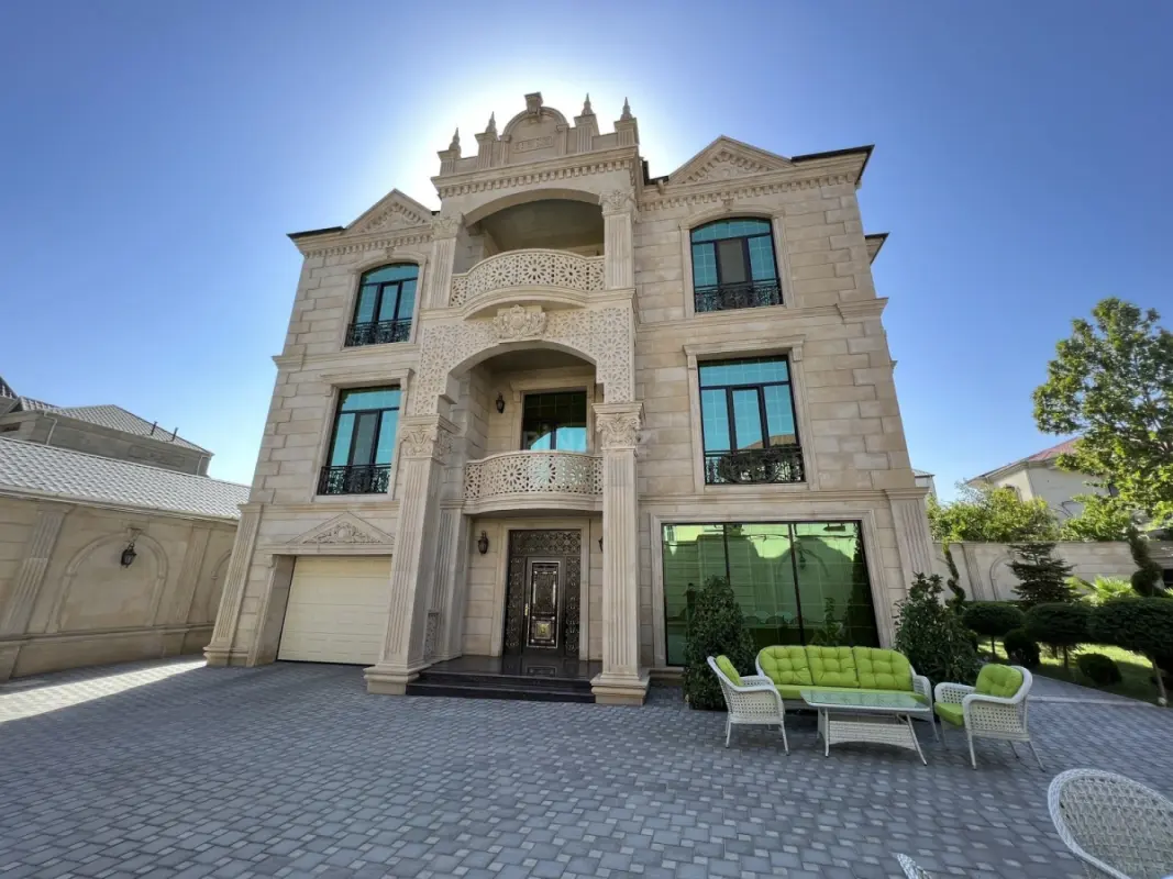 Satılır 10 otaqlı həyət evi 750 m²