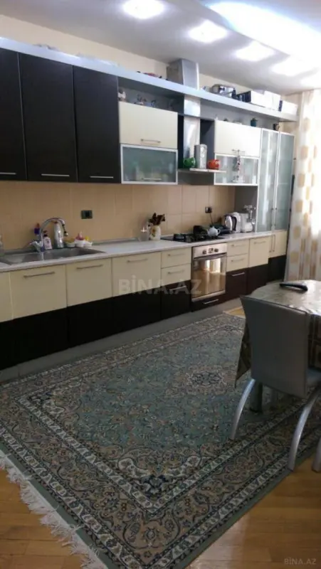 Satılır 3 otaqlı mənzil 180 m²