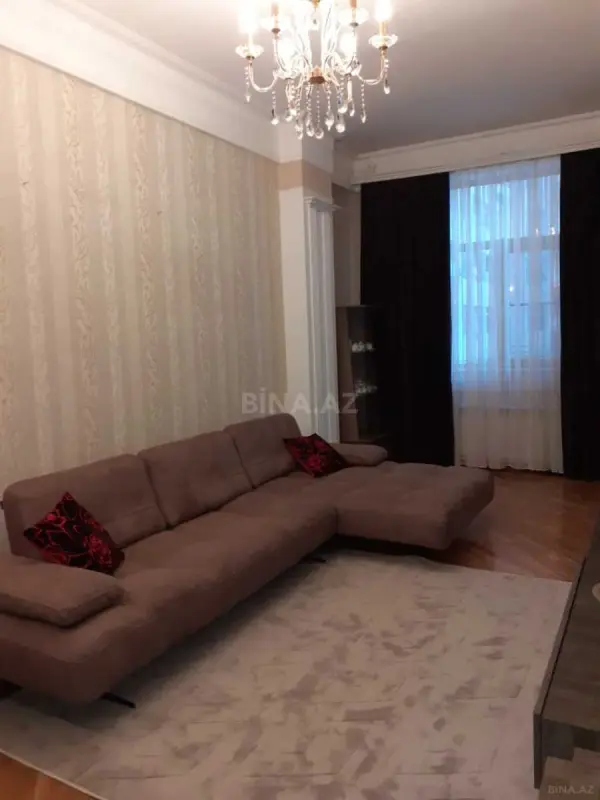 Kirayə verilir 2 otaqlı mənzil 130 m²