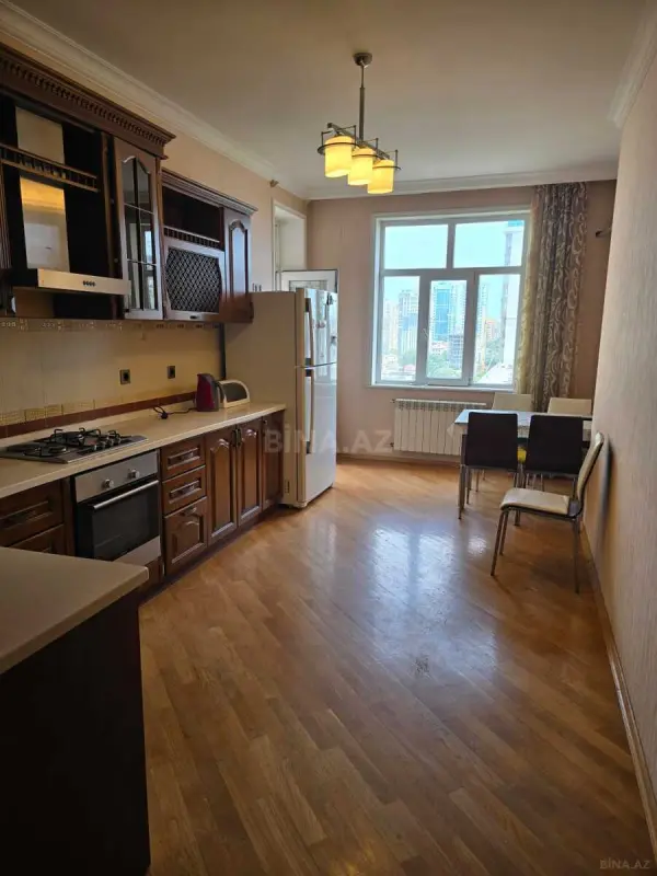 Satılır 3 otaqlı mənzil 126 m²