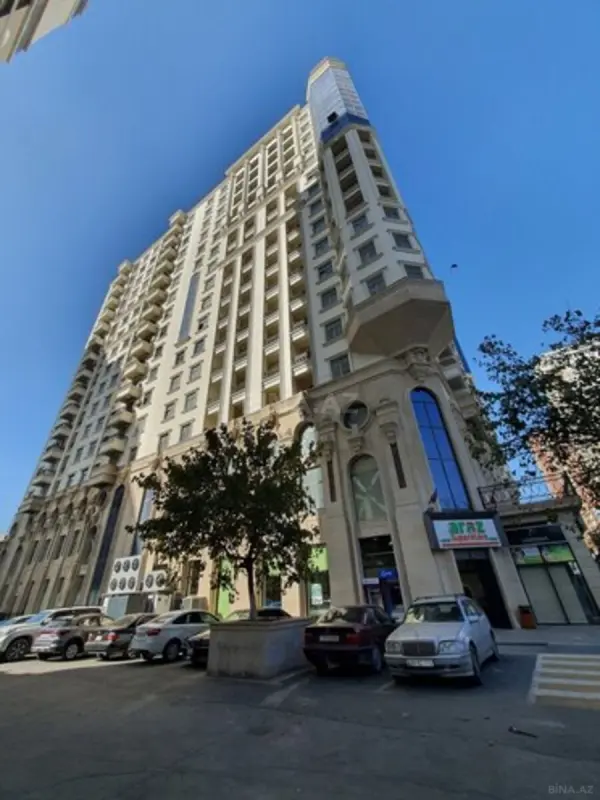 Satılır 4 otaqlı mənzil 206 m²