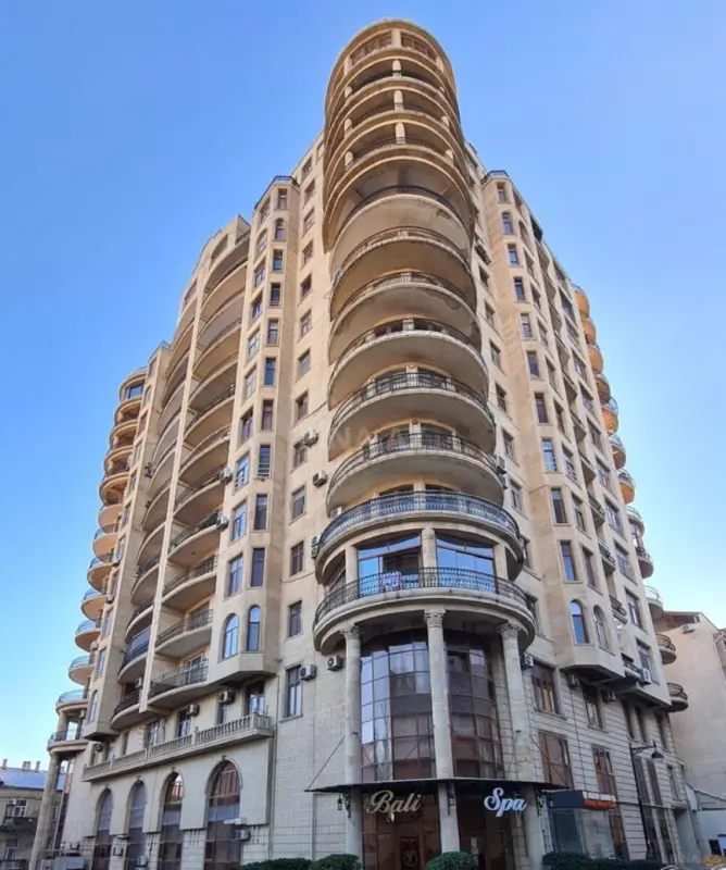 Satılır 4 otaqlı mənzil 217 m²