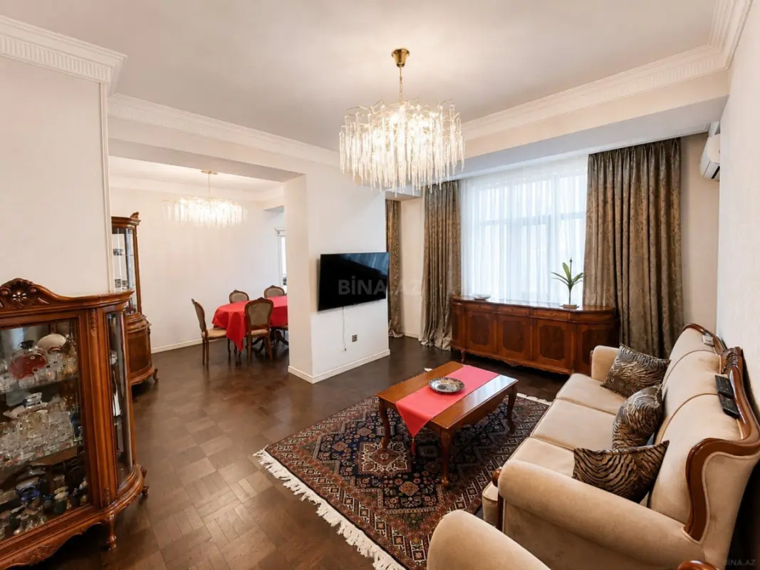 Satılır 4 otaqlı mənzil 215 m²