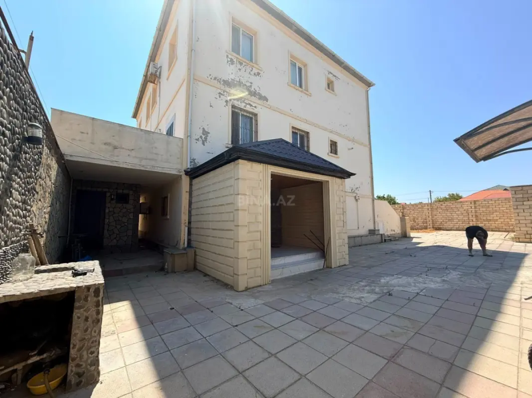 Satılır 10 otaqlı həyət evi 420 m²