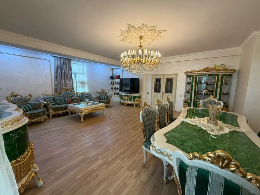 Satılır 4 otaqlı mənzil 160 m²