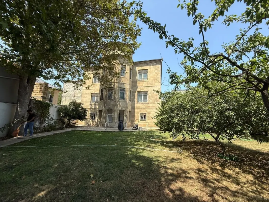 Satılır 6 otaqlı həyət evi 450 m²