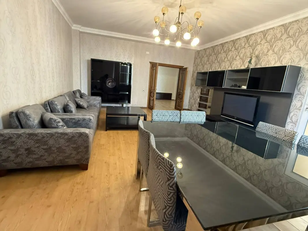 Kirayə verilir 4 otaqlı mənzil 160 m²
