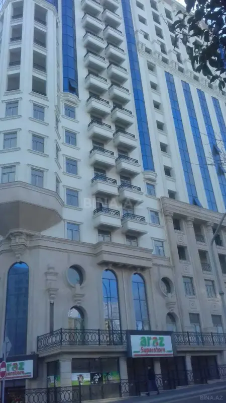 Satılır 4 otaqlı mənzil 206 m²