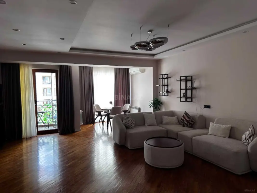Kirayə verilir 3 otaqlı mənzil 141 m²