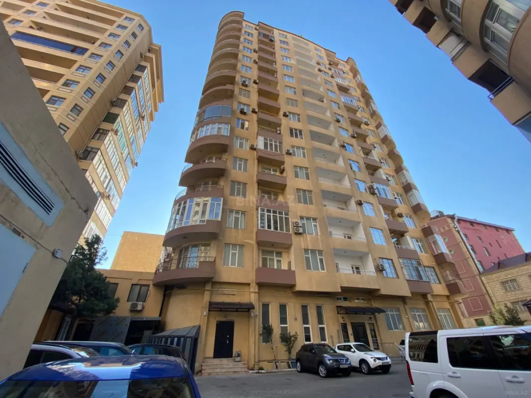 Satılır 3 otaqlı mənzil 180 m²