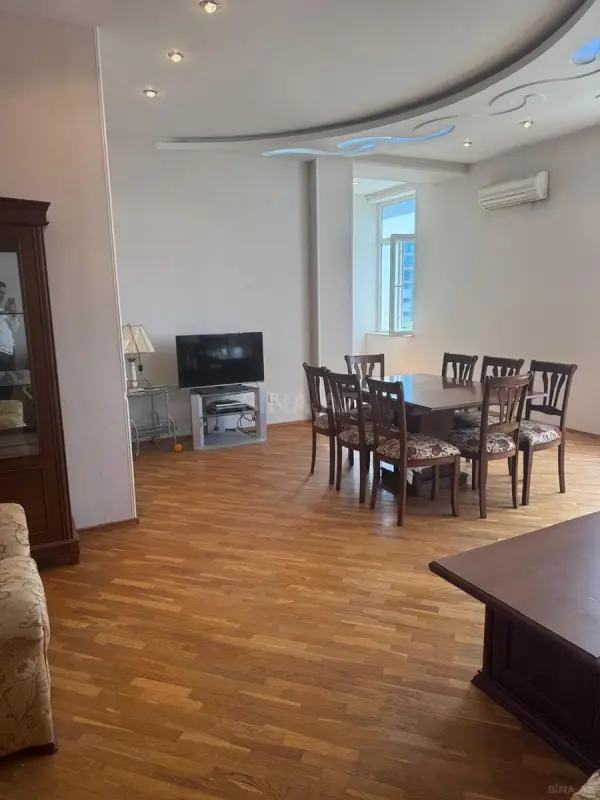 Kirayə verilir 2 otaqlı mənzil 77 m²