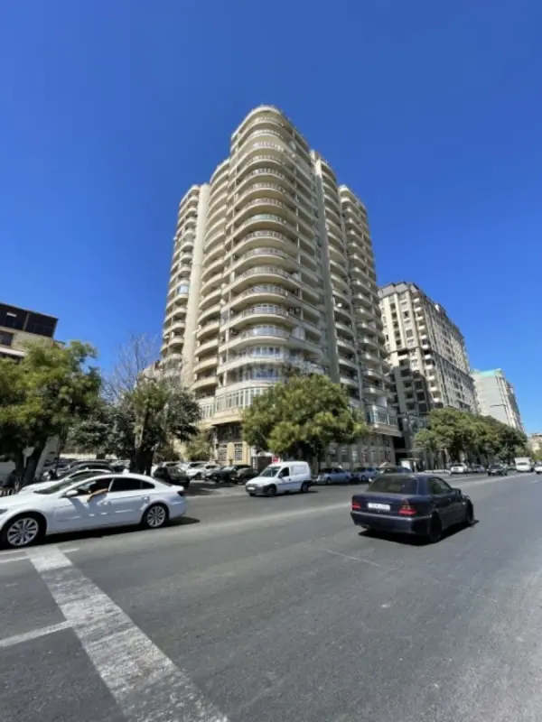 Satılır 4 otaqlı mənzil 173 m²