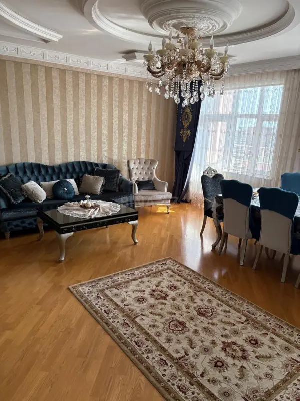 Satılır 4 otaqlı mənzil 172 m²